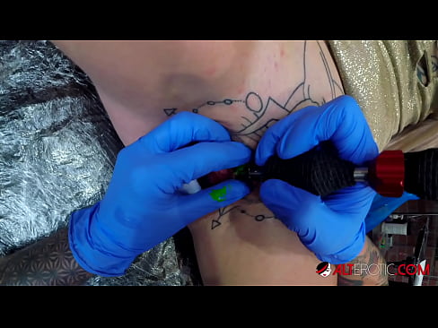 ❤️ Extrem tattooed Hottie Sully Savage krut en Tattoo op hirem Klitoris ❤❌ Super Porn op lb.virtsextor.ru ❌️❤